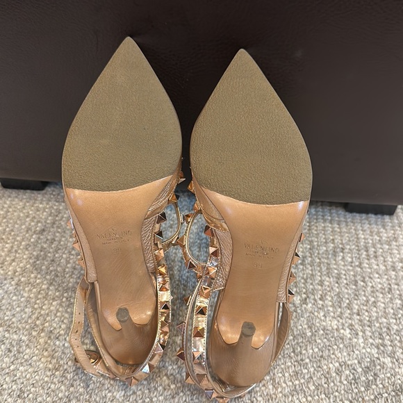 Valentino heels in rose gold. Worn once with brand new base. - Picture 4 of 7